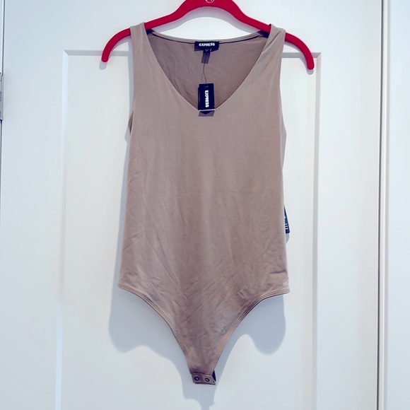 Express Body Contour v-neck thong bodysuit - Picture 2 of 4